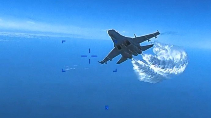 Avión Su-27 atacando a un dron de EEUU