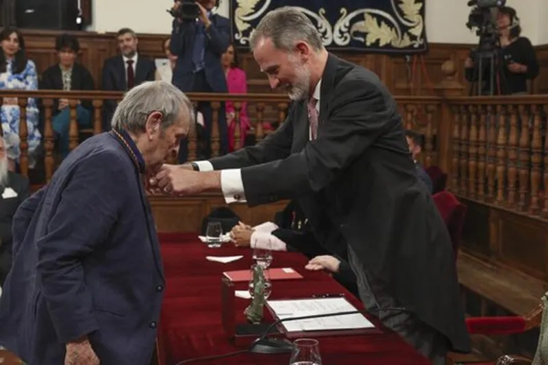 Poeta venezolano Rafael Cadenas recibe premio de la mano del Rey Felipe VI