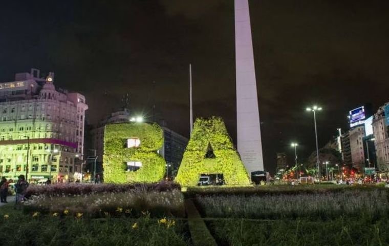 Obelisco de Buenos Aires, independencia de Venezuela, iluminado