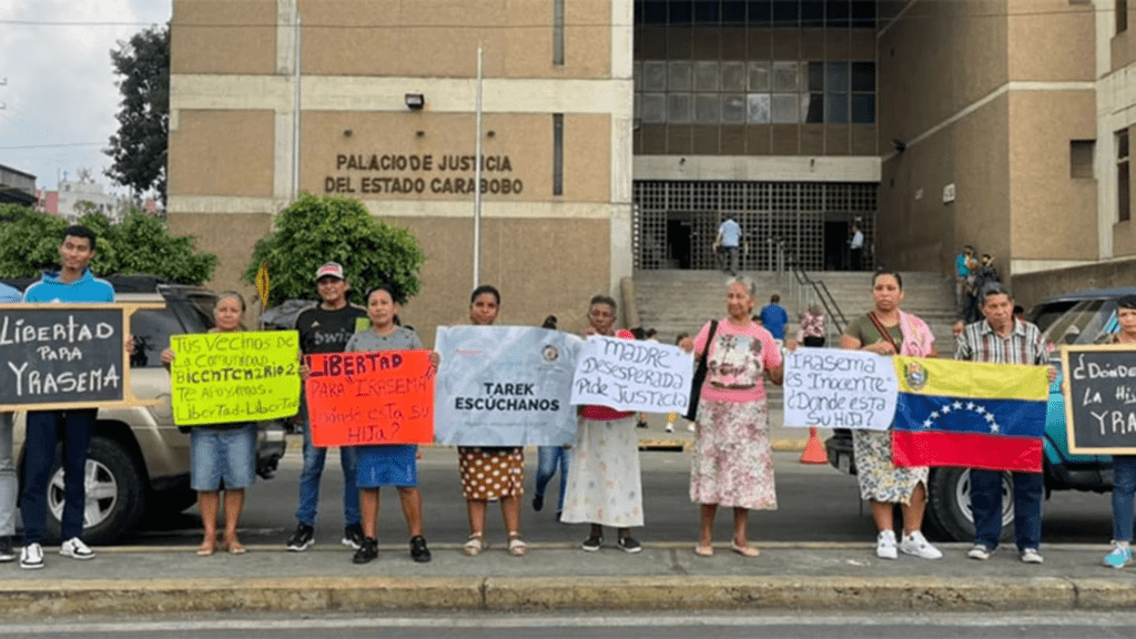 Los vecinos de Malavé han ido hasta los tribunales a manifestarle su apoyo. Foto cortesía ElCarabobeño