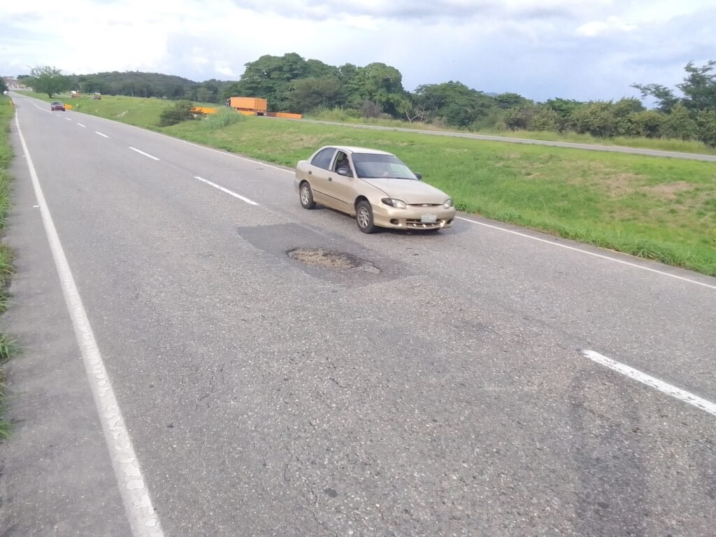 Los huecos se reflejan durante el trayecto de la autopista Barquisimeto-Acarigua
