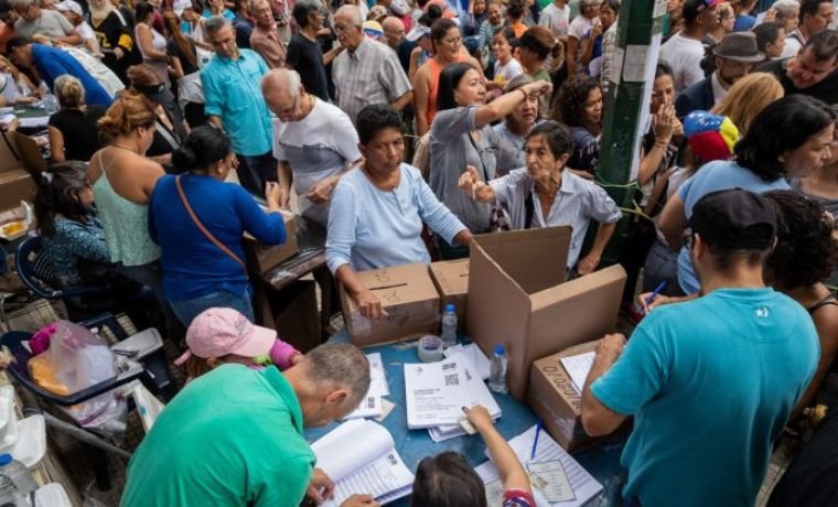 Ciudadanos asisten a votar en las elecciones primarias de la oposición, hoy, en Caracas Foto EFE