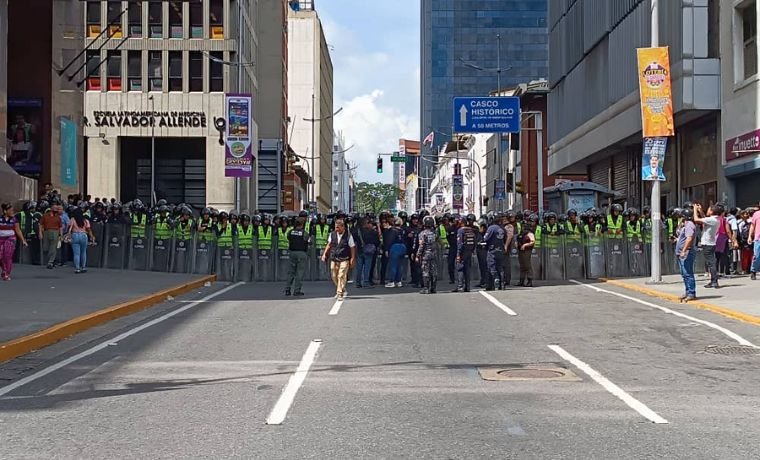 PNB intercepta marcha de trabajadores en CCS