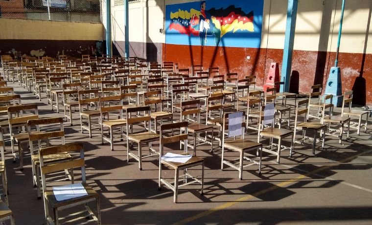 Sillas vacías en centros del referéndum consultivo, foto cortesía El Estímulo