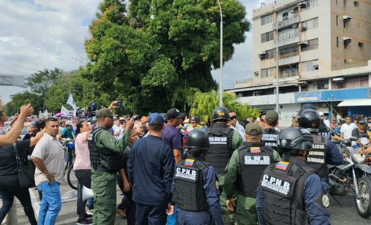Barinas, GNB trata de impedir paso a maestros en protestas