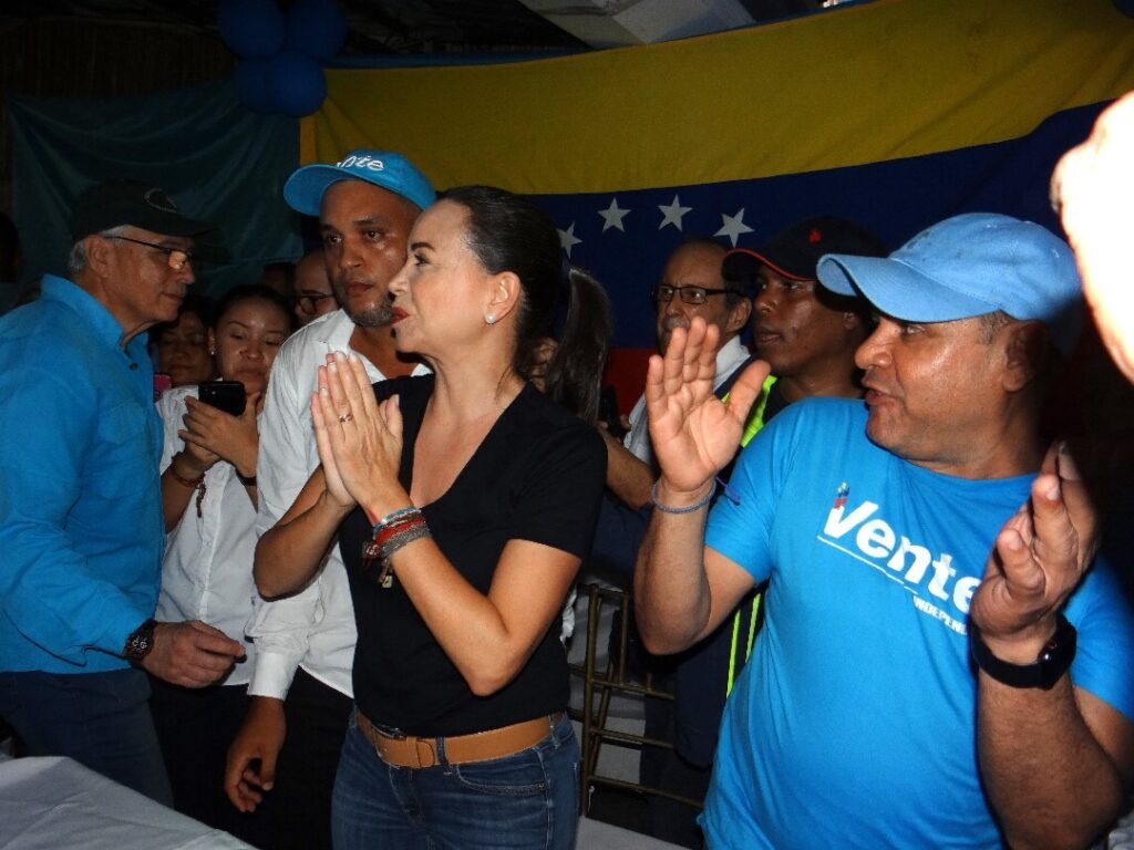 María Corina en acto de Charallave instantes antes de que inciará la agresión de colectivos