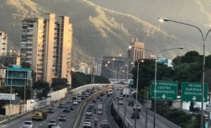 Accidente entre motorizados deja 4 heridos en la Valle-Coche de Caracas