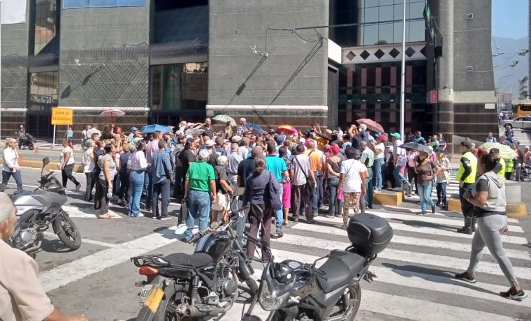 Jubilados protestaron para exigir pago de Cestatiket en Caracas