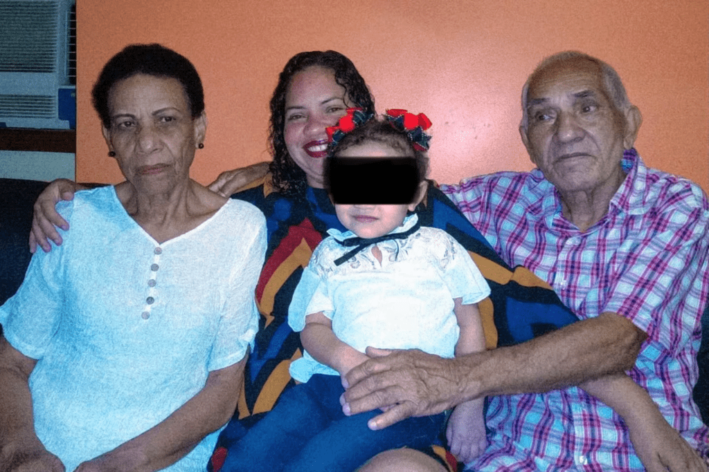 Anyi Heredia, al centro, junto a sus padres, Saturnina Gervacio y Julio Heredia, cuando la familia aún estaba unida