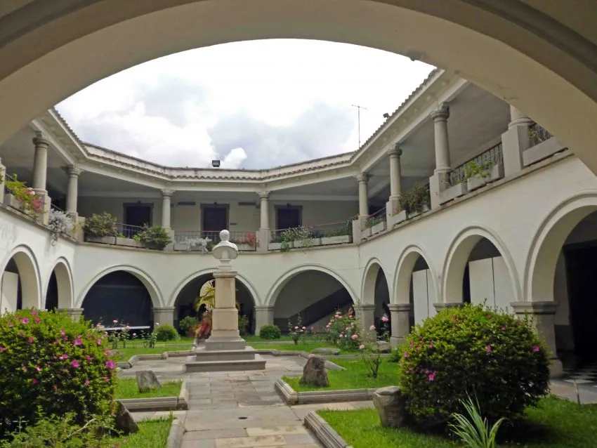 Jardines-internos-de-la-sede-del-rectorado-de-la-ULA.-Mérida-Venezuela.-Foto-Marinela-Araque-diciembre-2017.