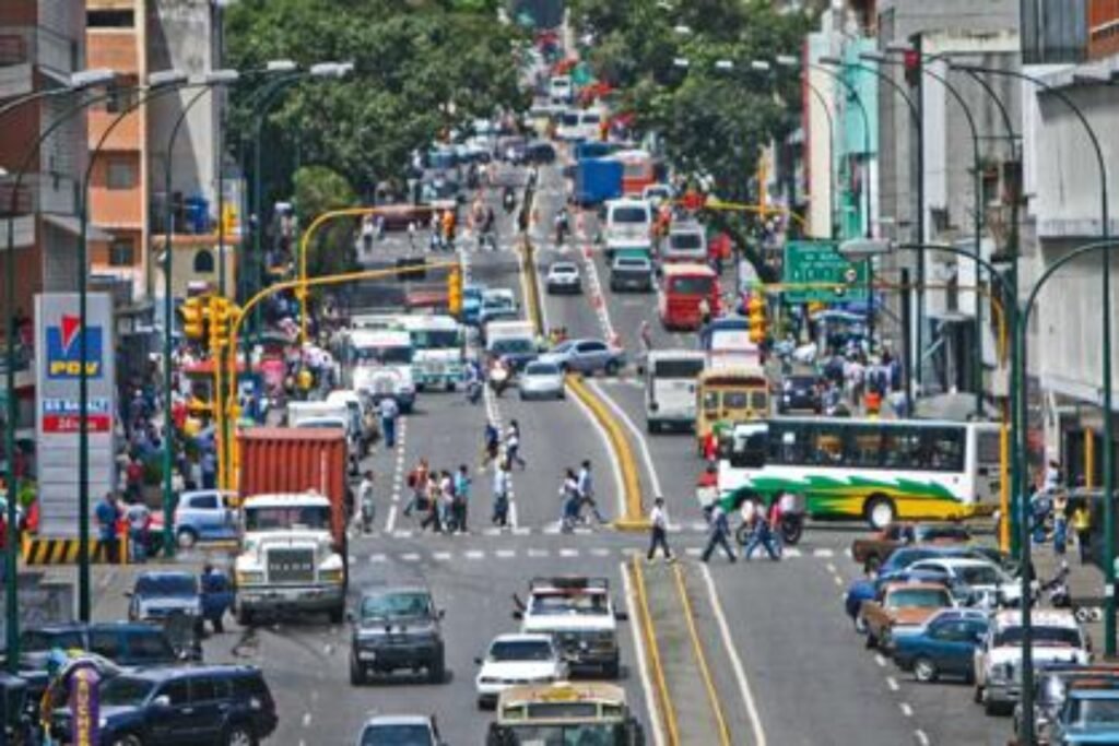Accidente de tránsito deja dos polícias heridos en la Av. Baralt de Caracas (+Video)