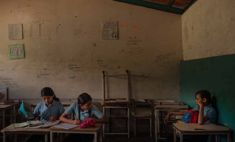 Una crisis desatendida: casi la mitad de los niños y adolescentes de Venezuela no va a la escuela