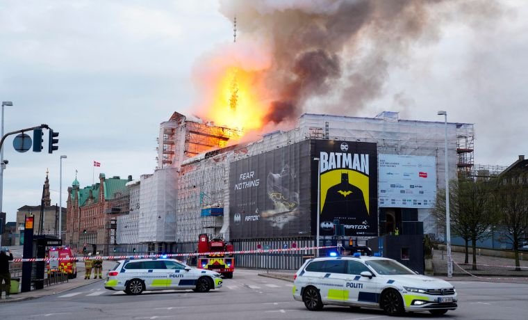 Incendio arrasa Bolsa de Copenhague y destruye su emblemático chapitel