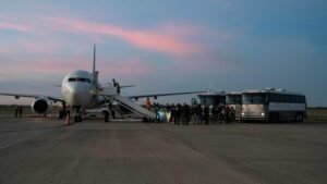 Migrantes venezolanos son deportados de Estados Unidos a México tras suspensión de vuelos de repatriación