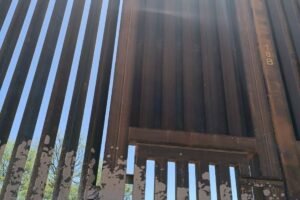 No es el Muro de Berlín, ni el de los lamentos,es el muro soberano entre México y EE.UU. Foto de Nicmer Evans / Punto de Corte