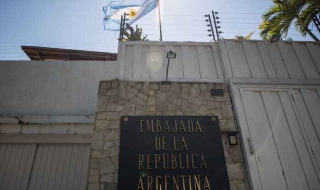 Maduro negó salvoconductos a opositores en la embajada Argentina