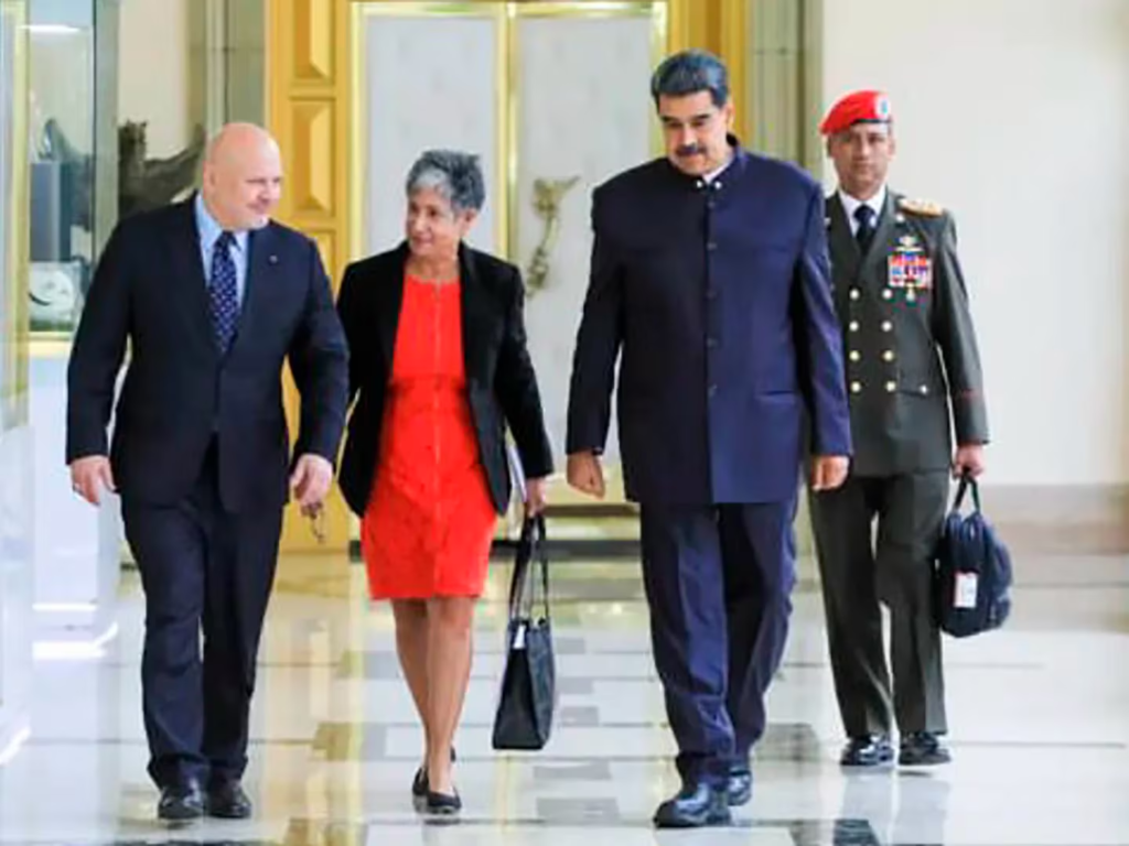 El oficial de Casa Militar que le carga el maletín a Nicolás Maduro es el coronel Ángel David Navas Rumbos