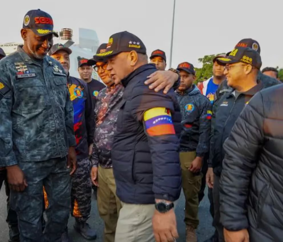 González López abrazando a Diosdado Cabello, detrás de ellos sonriente, de lentes y gorra está Calzadilla alias Picure