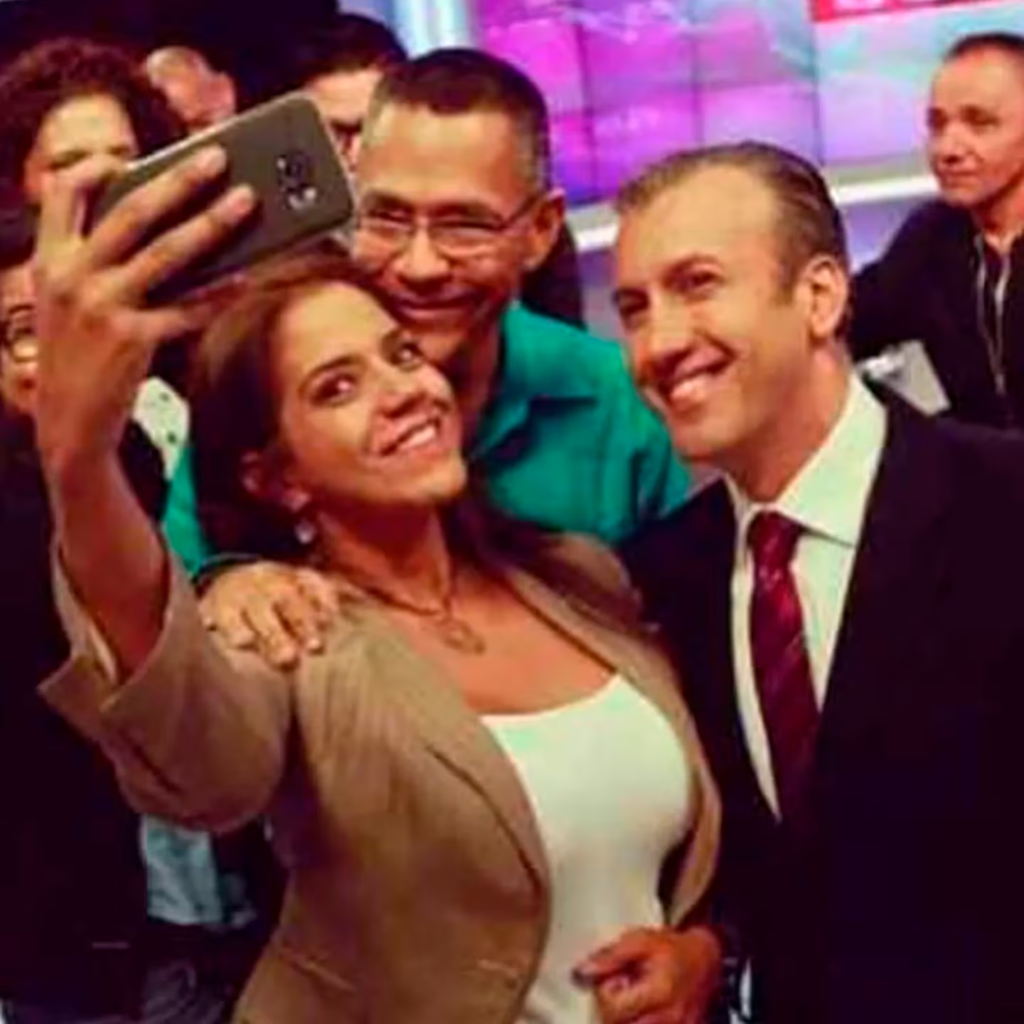 Emma Carolina Agurto Arávalo en una selfie muy sonriente con el defenestrado ministro Tareck El Aissami