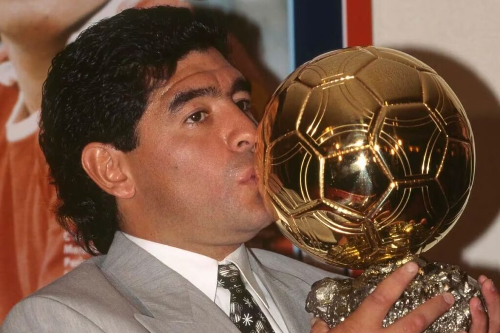 Reaparece el Balón de Oro de Maradona tras 30 años perdido y se subastará por millones