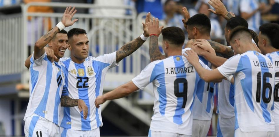 Argentina dominó a Perú y se queda con el primer puesto del Grupo A