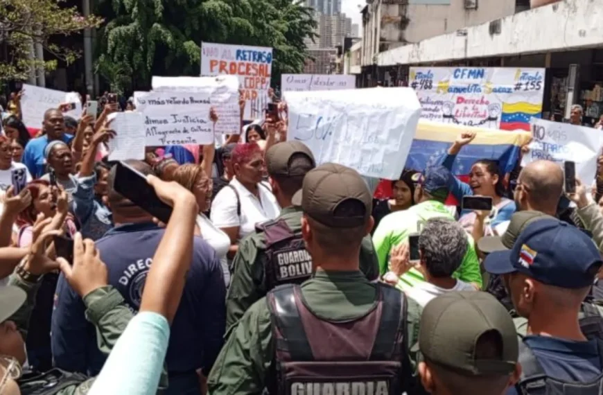 Familiares de presos manifiestan frente al Palacio de Justicia