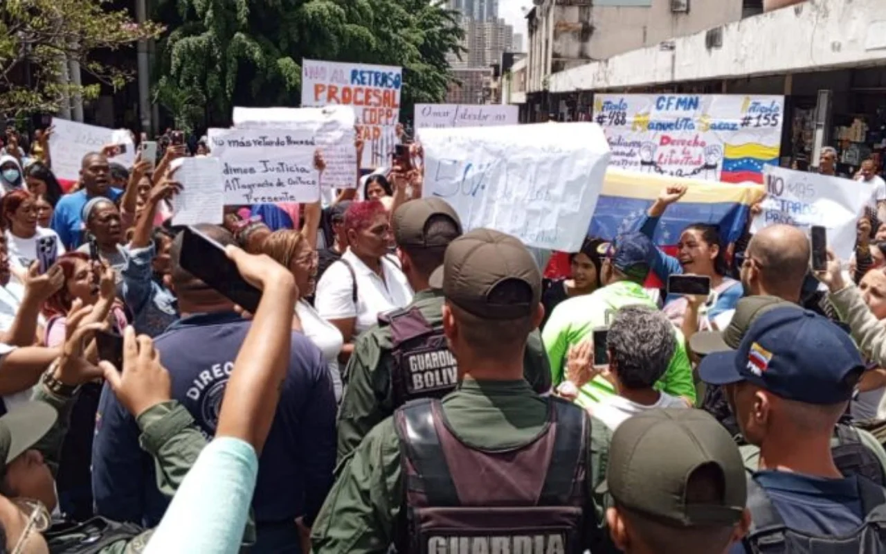 Familiares de presos manifiestan frente al Palacio de Justicia