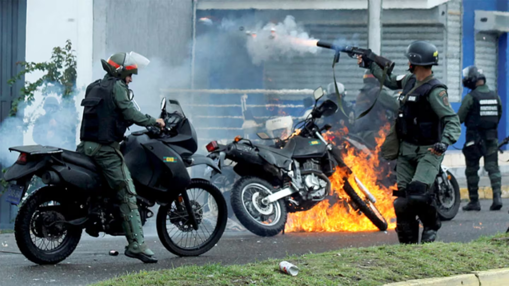 Los militares han ejercido fuertes represiones contra manifestantes durante el régimen bolivariano con saldo de numerosos muertos en los años 2014 al 2017