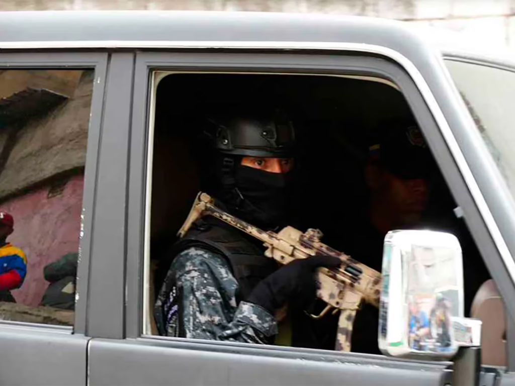 Funcionarios policiales vigilaban la vivienda de la familia del capitán Caguaripano