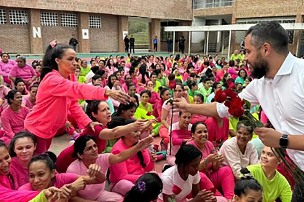 Sebastiana Barráez Maduro envió flores a una cárcel de mujeres en un intento de esconder la grave crisis penitenciaria en Venezuela