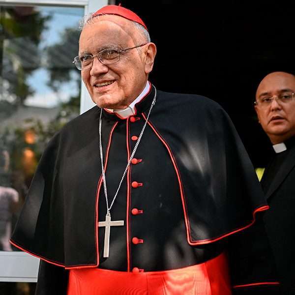 El cardenal Baltazar Porras ya tiene de nuevo su pasaporte