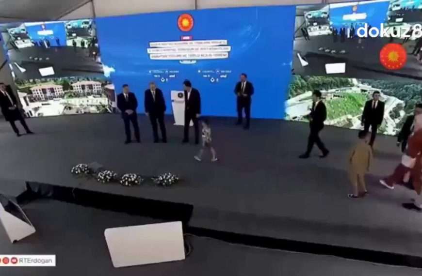 Erdogan abofetea a un niño durante una ceremonia