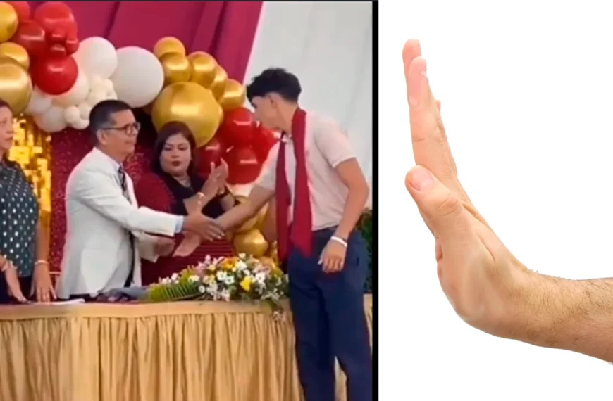 Le negó la mano al director
