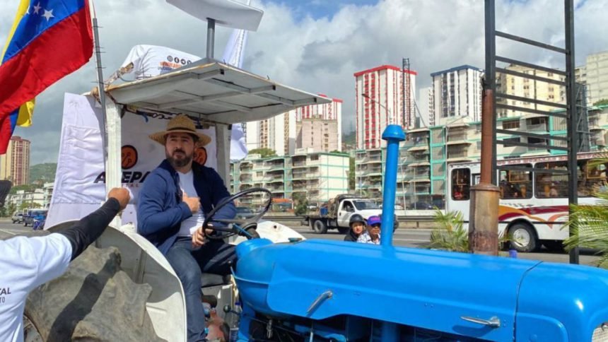 Con un tractor y la bandera de Venezuela, Daniel Ceballos inicia campaña presidencial en Caracas