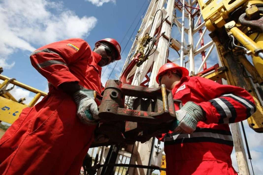 Reuters: La industria petrolera venezolana continúa operando con normalidad, pese a las manifestaciones por resultados electorales