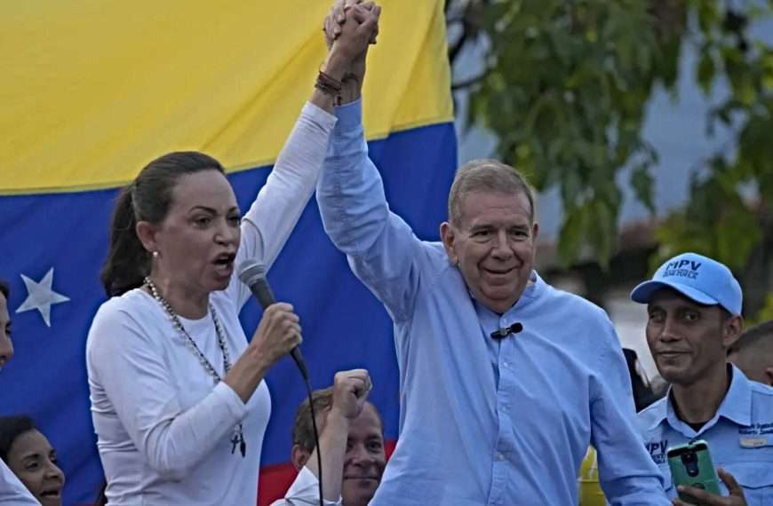 Reuters: La oposición venezolana sigue aspirando a que se reconozca su victoria electoral, pero las opciones son limitadas