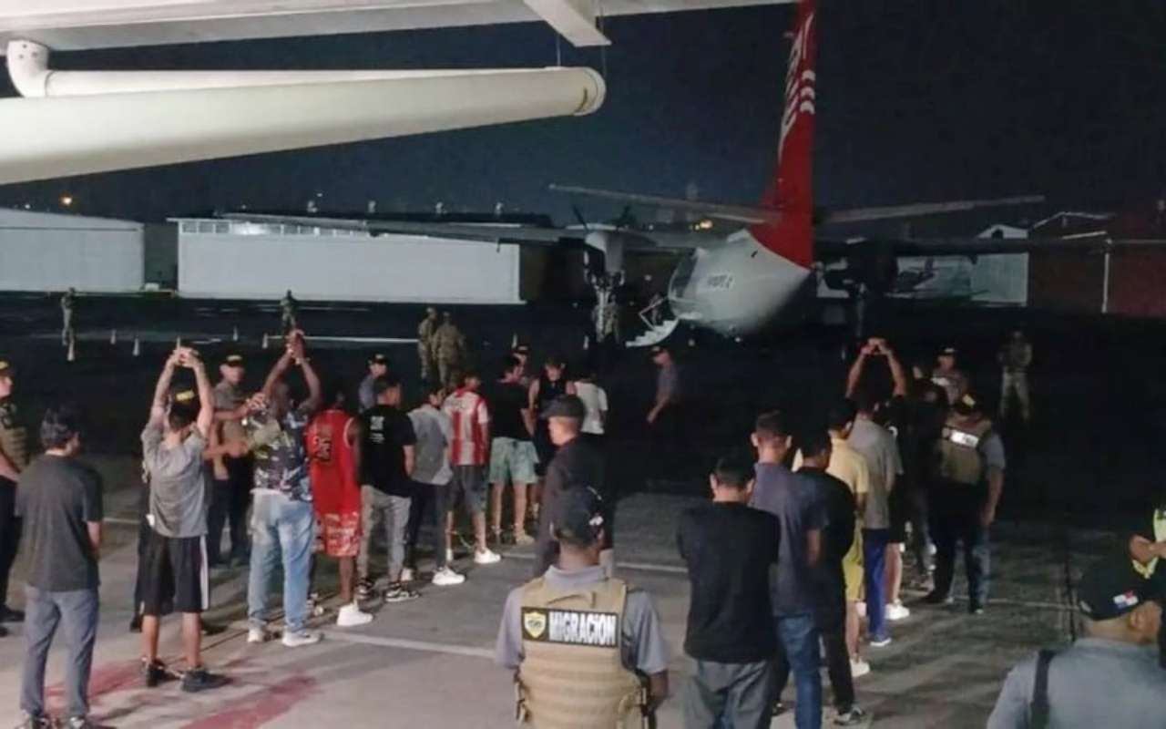 Sale primer vuelo de repatriación con 30 migrantes que cruzaron la selva del Darién desde Panamá a Colombia