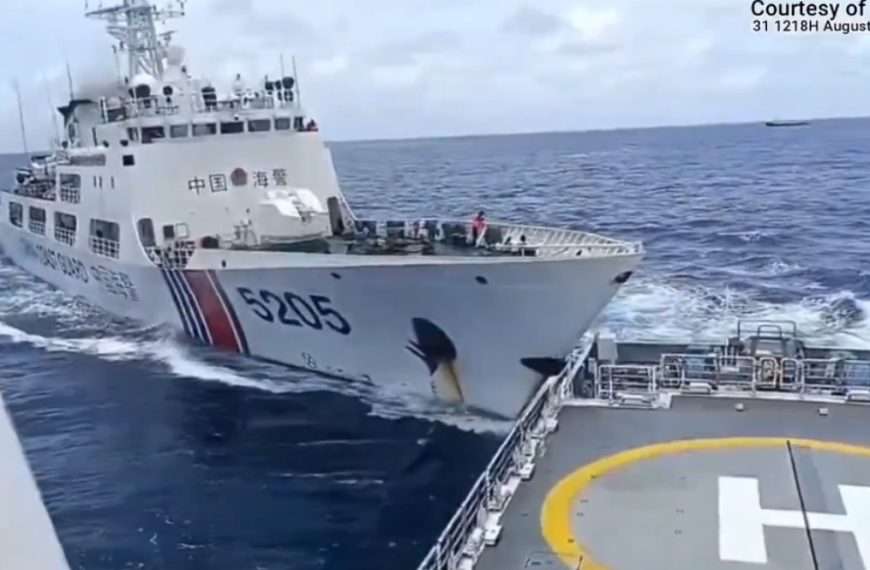 Embarcación militar China embiste intencionalmente a guardacostas filipinos en el Mar de China Meridional (+Videos)