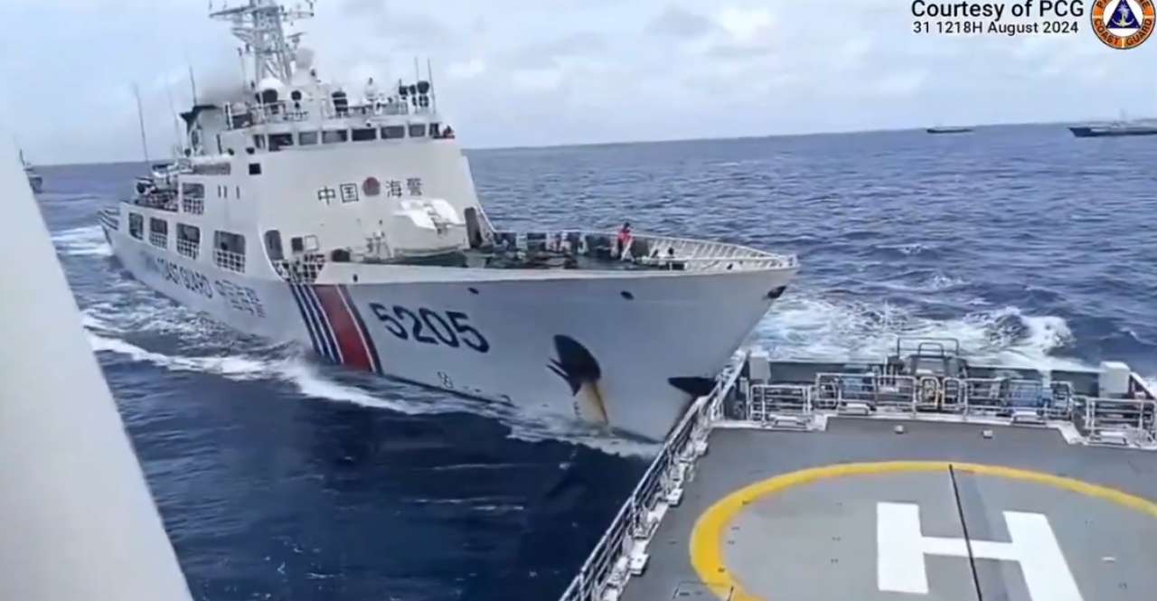 Embarcación militar China embiste intencionalmente a guardacostas filipinos en el Mar de China Meridional (+Videos)