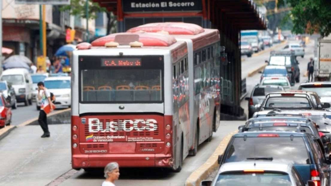 Carros y motos que circulen en canales de BusCaracas y Metrobús serán sancionados con 30 euros