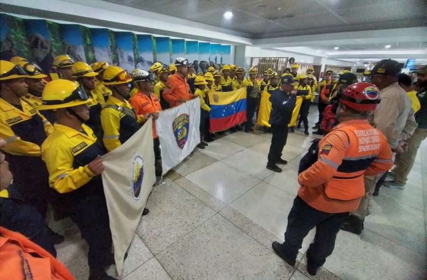 Venezuela envía 60 bomberos forestales a Bolivia para ayudar a combatir ola de incendios