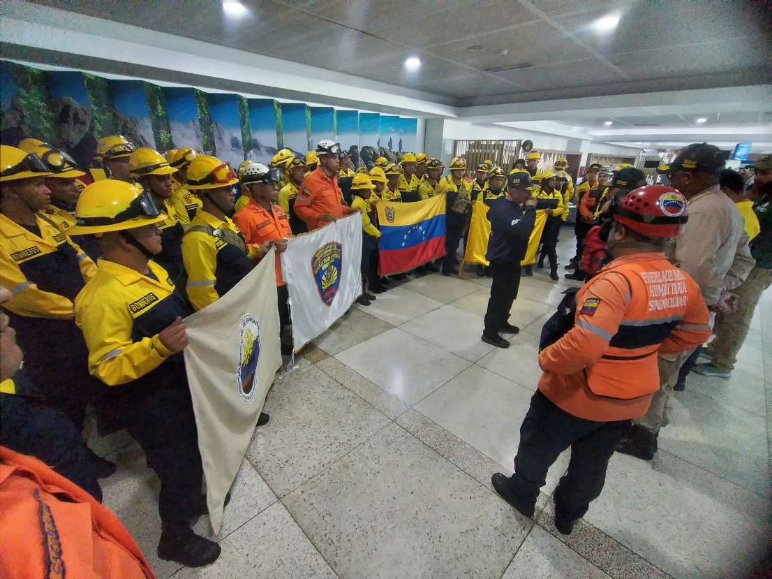 Venezuela envía 60 bomberos forestales a Bolivia para ayudar a combatir ola de incendios