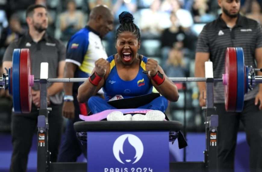 Clara Fuentes brilla en París 2024 oro y récord mundial en halterofilia Paralímpica