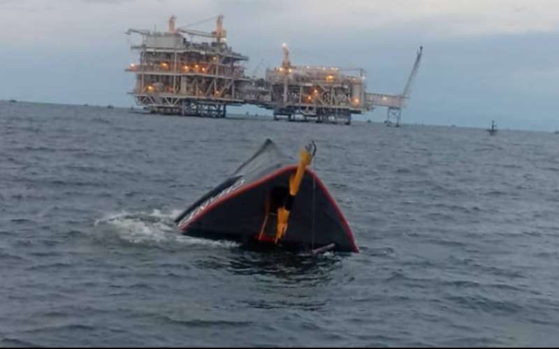 Zulia | Embarcación petrolera se hundió en el lago de Maracaibo dejando 2 muertos y 4 desaparecidos
