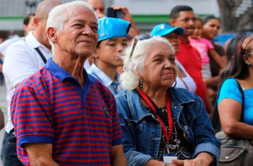Gobierno en Venezuela entrega bono "100% Amor Mayor" de octubre