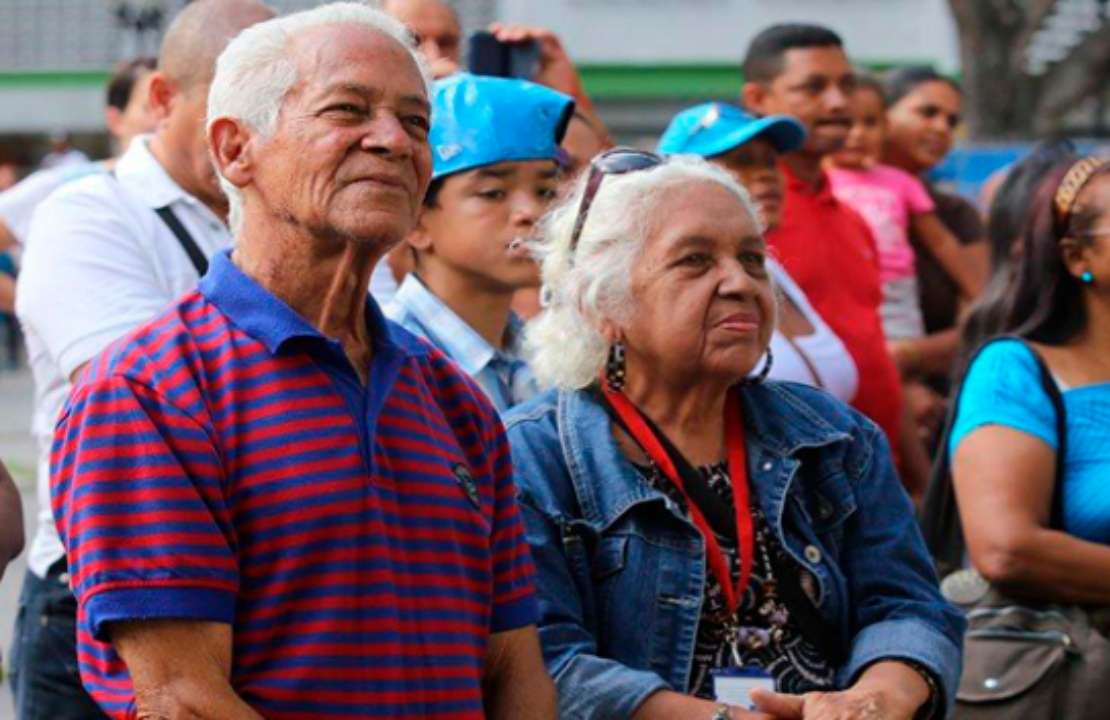 Gobierno en Venezuela entrega bono "100% Amor Mayor" de octubre