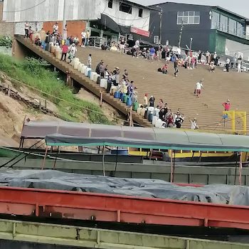 La embarcación roja de la guerrilla va llena de tambores de combustible