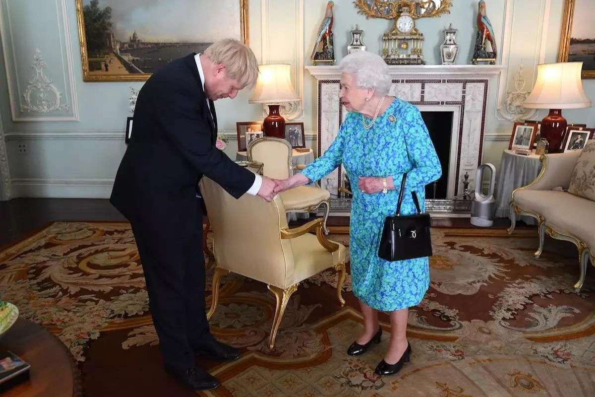 Boris Johnson reveló la lucha de la Reina Isabel II contra el cáncer de huesos y su muerte "inevitable"