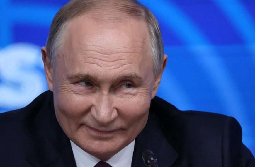 Vladímir Putin, presidente de Rusia, ha dispuesto la realización de maniobras con las fuerzas nucleares estratégicas para probar el lanzamiento de misiles balísticos y de crucero. Durante una declaración televisada, Putin enfatizó la necesidad de contar con fuerzas estratégicas modernas ante el incremento de tensiones geopolíticas y nuevas amenazas