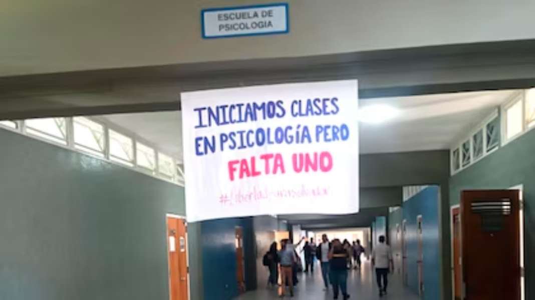 Un alto oficial pretendió obligar a los estudiantes de una universidad a votar a Maduro: tras los incidentes, aún quedan cuatro presos